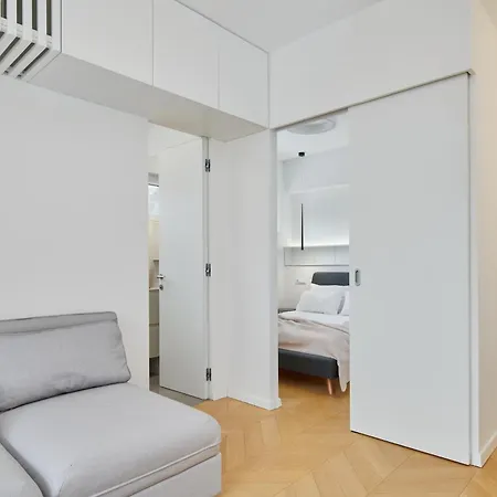 Vibrant Downtown With Balcony Daire Split
