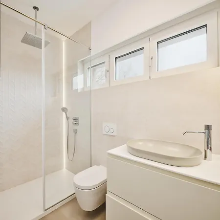 Daire Vibrant Downtown With Balcony